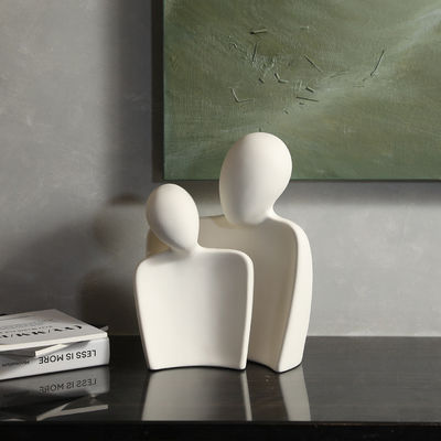 Figura de amantes de cerâmica elegante para casais apaixonados