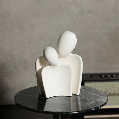 Figura de amantes de cerâmica elegante para casais apaixonados