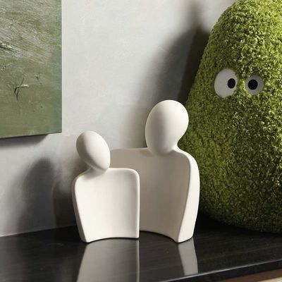 Romance atemporal peça central de casamento em cerâmica bambu figura de casal abraçado para eventos memoráveis