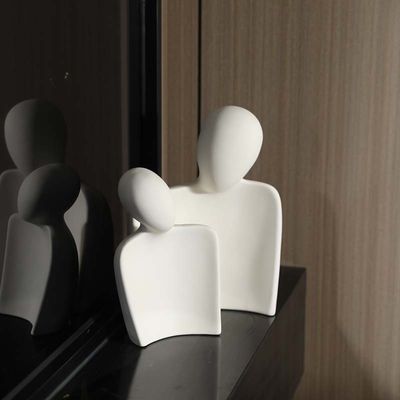 Eleva o teu espaço com uma estátua de amantes abstractos de bambu