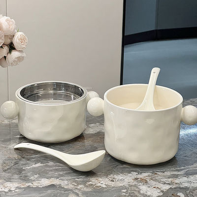 Necessidades de impressão Desenho de orelhas duplas Taça de macarrão em cerâmica em forma de coração branco com tampa de aço inoxidável