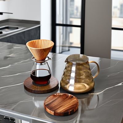 Vidro de borosilicato marrom derramar sobre máquina de café com goteador transparente e conjunto de panela
