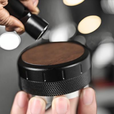 Altura ajustável Espresso Tamper Madeira de nozes e base de alumínio para perfeita amortecimento