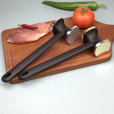 Os tenderizadores de carne batem com um martelo de dois lados para fazer bifes perfeitamente suculentos na cozinha doméstica
