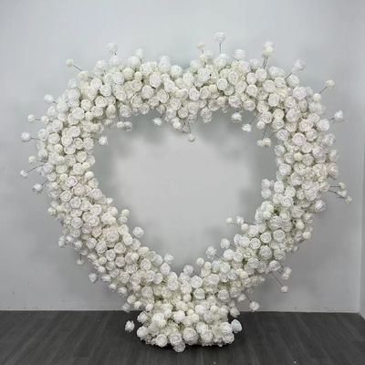 Maravilhoso arco de flores em forma de coração para adereços de palco de casamento