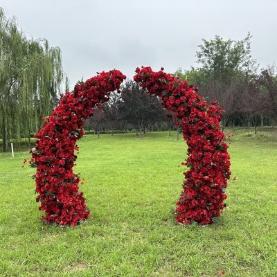 Maravilhoso arco de flores em forma de coração para adereços de palco de casamento