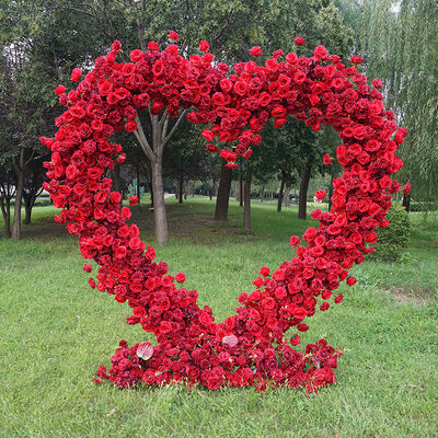 Maravilhoso arco de flores em forma de coração para adereços de palco de casamento