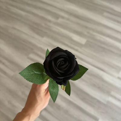 Rosas artificiais multicoloridas Pequenas flores brancas de casamento para decoração e decoração de quarto