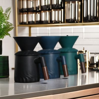 Caixinha clássica de porcelana cerâmica para preparação de café