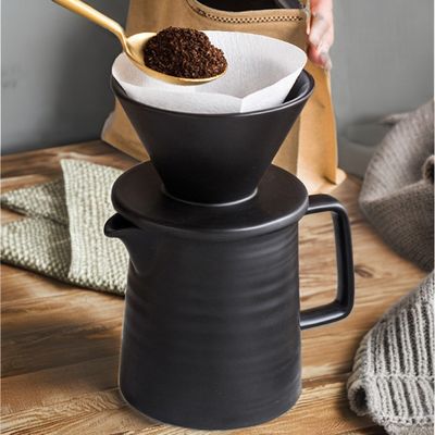 Moderna máquina de café de cerâmica preto mate definida para despejar no estilo de design da sala de estar