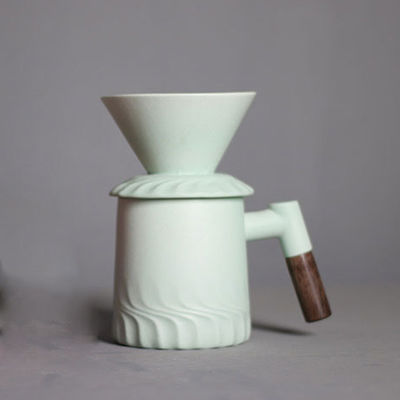 Modelo simples Máquina de café vintage moderna definida em preto fosco para um depósito seguro sobre a fabricação de cerveja