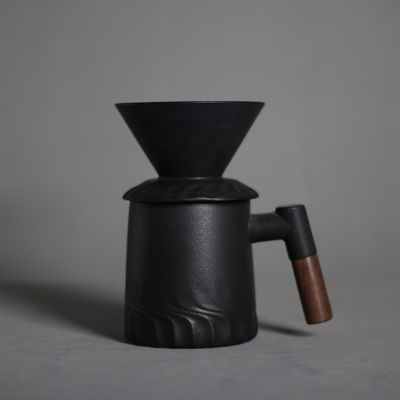 Modelo simples Máquina de café vintage moderna definida em preto fosco para um depósito seguro sobre a fabricação de cerveja