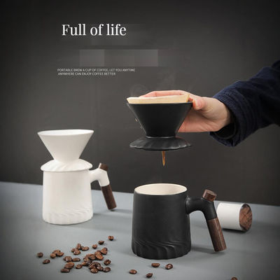 Modelo simples Máquina de café vintage moderna definida em preto fosco para um depósito seguro sobre a fabricação de cerveja