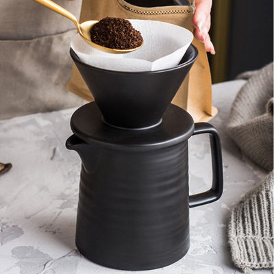 Modelo simples Máquina de café vintage moderna definida em preto fosco para um depósito seguro sobre a fabricação de cerveja