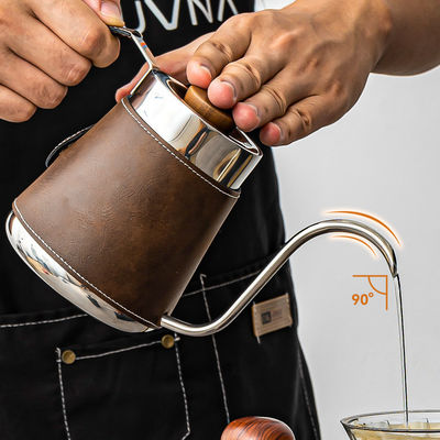 Fornecido e minimalista popular derramar sobre máquina de café para a fabricação de café