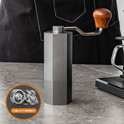 Fornecido e minimalista popular derramar sobre máquina de café para a fabricação de café