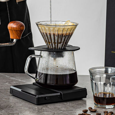 Fornecido e minimalista popular derramar sobre máquina de café para a fabricação de café