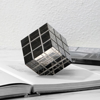 Melhore a decoração da sua mesa com elegantes ornamentos modernos de vidro Rubik's Cube