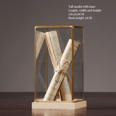 Elegante caixa de visualização de vidro de design nórdico com borda de latão e base de madeira