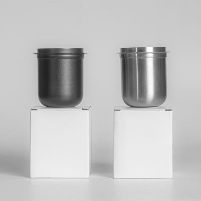 Essential Stainless Steel Coffee Dosing Cup com design de mãos livres