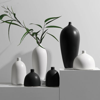 Decoração de mesa de vaso cerâmico preto e branco moderno para ocasião de aniversário