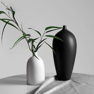 Decoração de mesa de vaso cerâmico preto e branco moderno para ocasião de aniversário