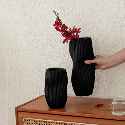 Exquisito vaso de cerâmica moderna para um arranjo de flores elegante com água na mesa