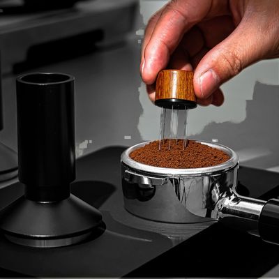 Barista Profissional Essential 2 em 1 Pressão Constante Cafeeiro Tamper com Agulhas WDT