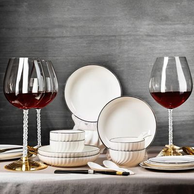 Elegante prato de porcelana branco cerâmico de borda preta para casa hotel restaurante inclui colheres de sopa