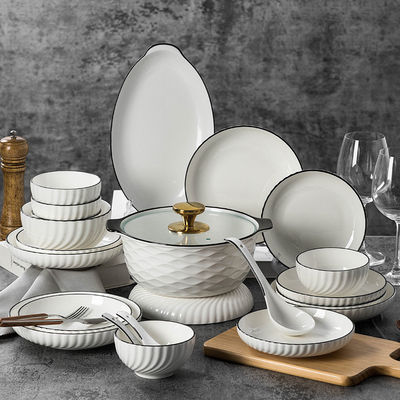 Elegante prato de porcelana branco cerâmico de borda preta para casa hotel restaurante inclui colheres de sopa