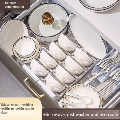 Servidores de mesa de restaurantes de hotéis em porcelana branca com borda preta e colheres de sopa