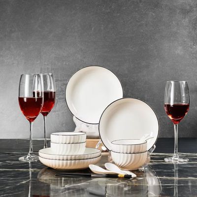 Servidores de mesa de restaurantes de hotéis Conjuntos de porcelana branca de cerâmica elegante Servidores de jantar com borda preta