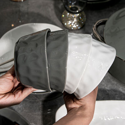 Servidores de jantar Conjunto de placas de porcelana cerâmica branca Conjunto de tabuleiros de porcelana preto para restaurante de hotel Sala de jantar