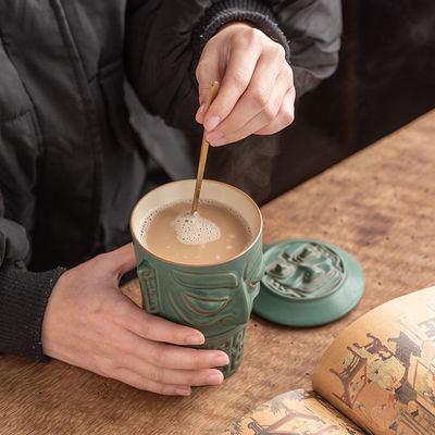Café de escritório sustentável ou presentes de negócios Sanxingdui caneca de cerâmica com tampa e colher
