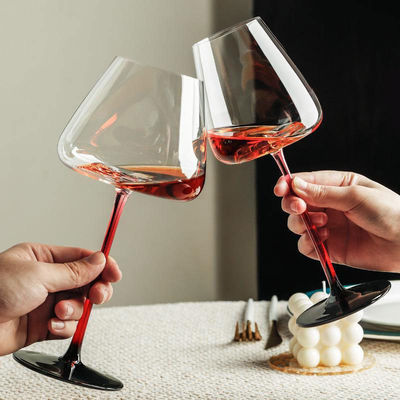 Flutas de fundo concavas com listras verticais coloridas VINHO VÍNIO com caule sem tipo cerâmico