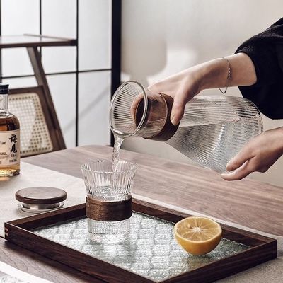 1.5L Vertical Leather Sleeve Glass Pitcher com tampa de bambu Estilizado e funcional