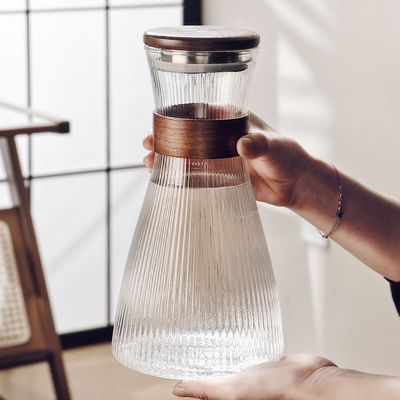 1.5L Vertical Leather Sleeve Glass Pitcher com tampa de bambu Estilizado e funcional