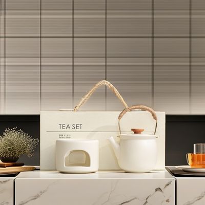 Conjunto de copos e pratos de cerâmica de época com padrão chinês impresso perfeito para café, leite e chá.