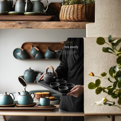 Conjunto de copos e pratos de cerâmica de época com padrão chinês impresso perfeito para café, leite e chá.
