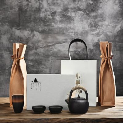 Conjunto de copos e pratos de cerâmica de época com padrão chinês impresso perfeito para café, leite e chá.