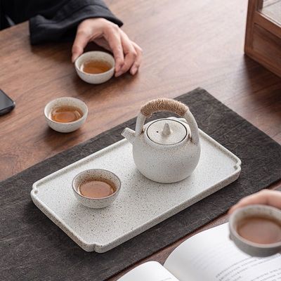 Conjunto de copos e pratos de cerâmica de época com padrão chinês impresso perfeito para café, leite e chá.