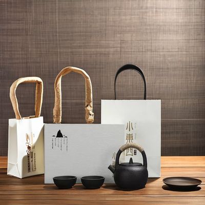 Modernos copos de chá de cerâmica de moda com prato de madeira e mangueira de madeira