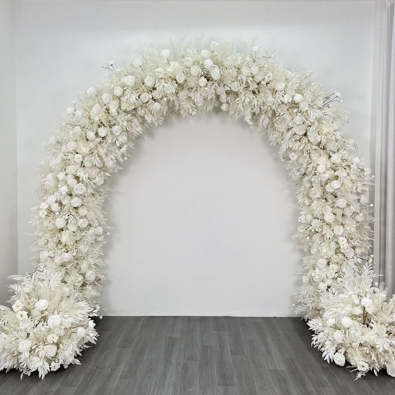 Maravilhoso arco de flores em forma de coração para adereços de palco de casamento