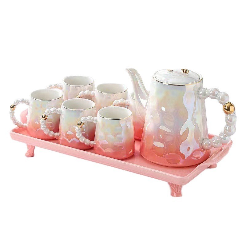 Taças de café em forma de concha de cerâmica moderna e um prato de bambu