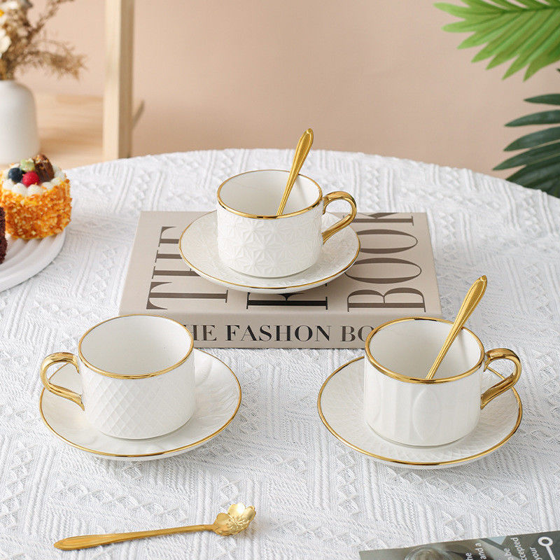 Embalado em caixas Luxury White Tea Set com elegantes canecas de bambu e copos modernos de cerâmica