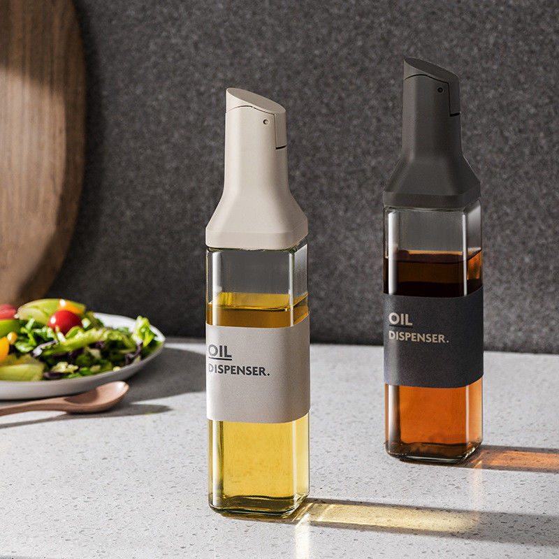 Garrafa de óleo de vidro de 500 ml de capacidade com um design moderno à prova de vazamento e um recipiente de molho