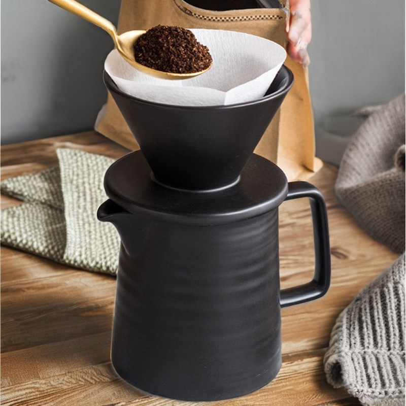 Moderna máquina de café de cerâmica preto mate definida para despejar no estilo de design da sala de estar