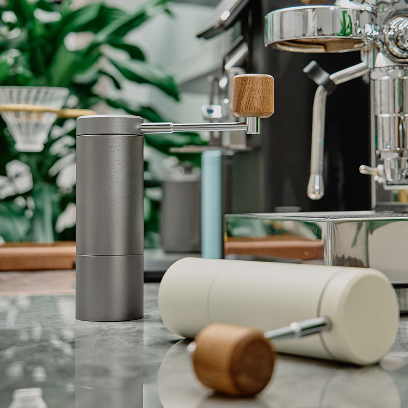 Moinho de café manual de design moderno com borla de cerâmica e controle de grosseira externa