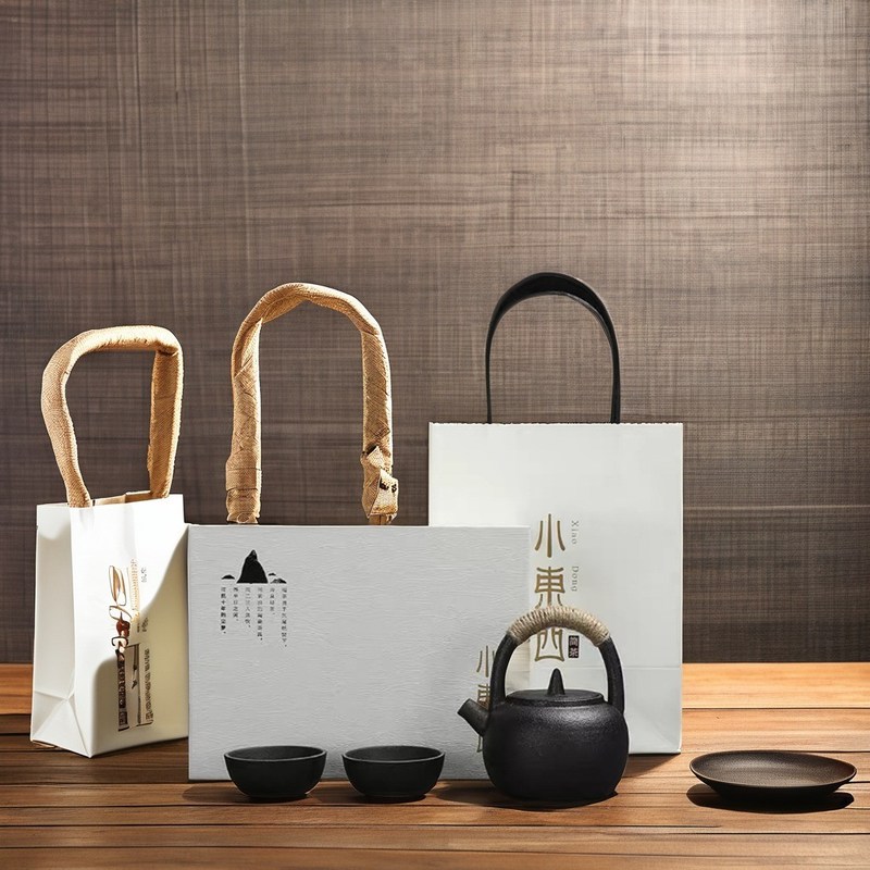 Conjunto de copos e pratos de cerâmica de época com padrão chinês impresso perfeito para café, leite e chá.